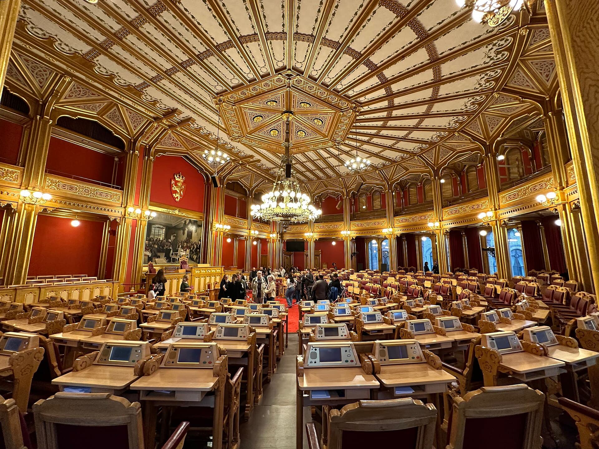 Stortingssalen sett fra publikumsgalleriet.